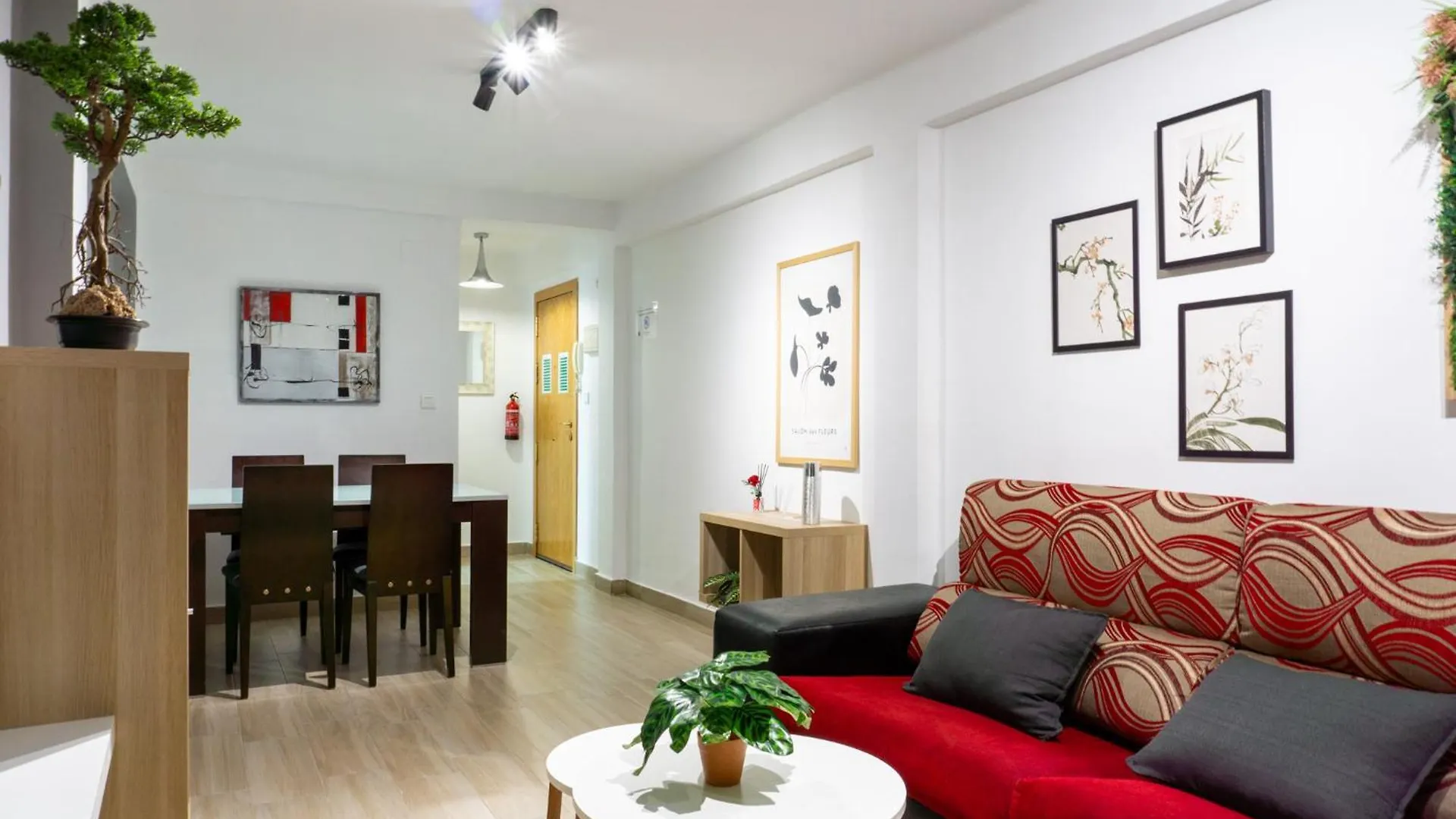 Comodo Apartamento De 3 Dormitorios Malaga 0*,  Spain