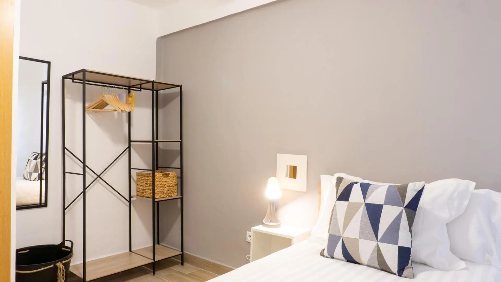 Comodo Apartamento De 3 Dormitorios Malaga 0*,  Spain