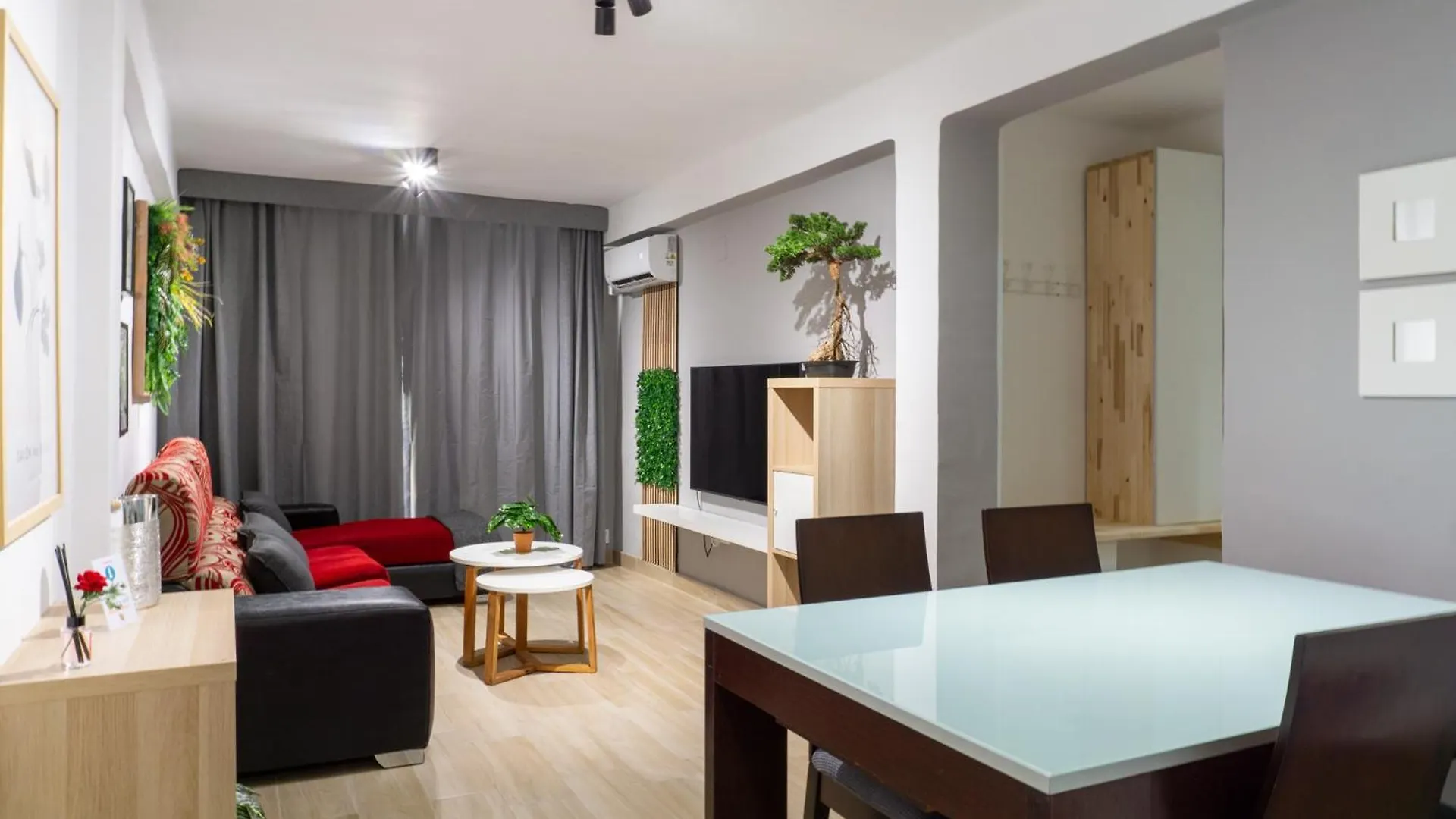 Comodo Apartamento De 3 Dormitorios Malaga Apartment